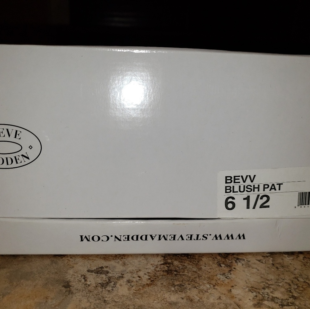 Women's nude patent round toe platform pumps 6.5 - Picture 2 of 5
